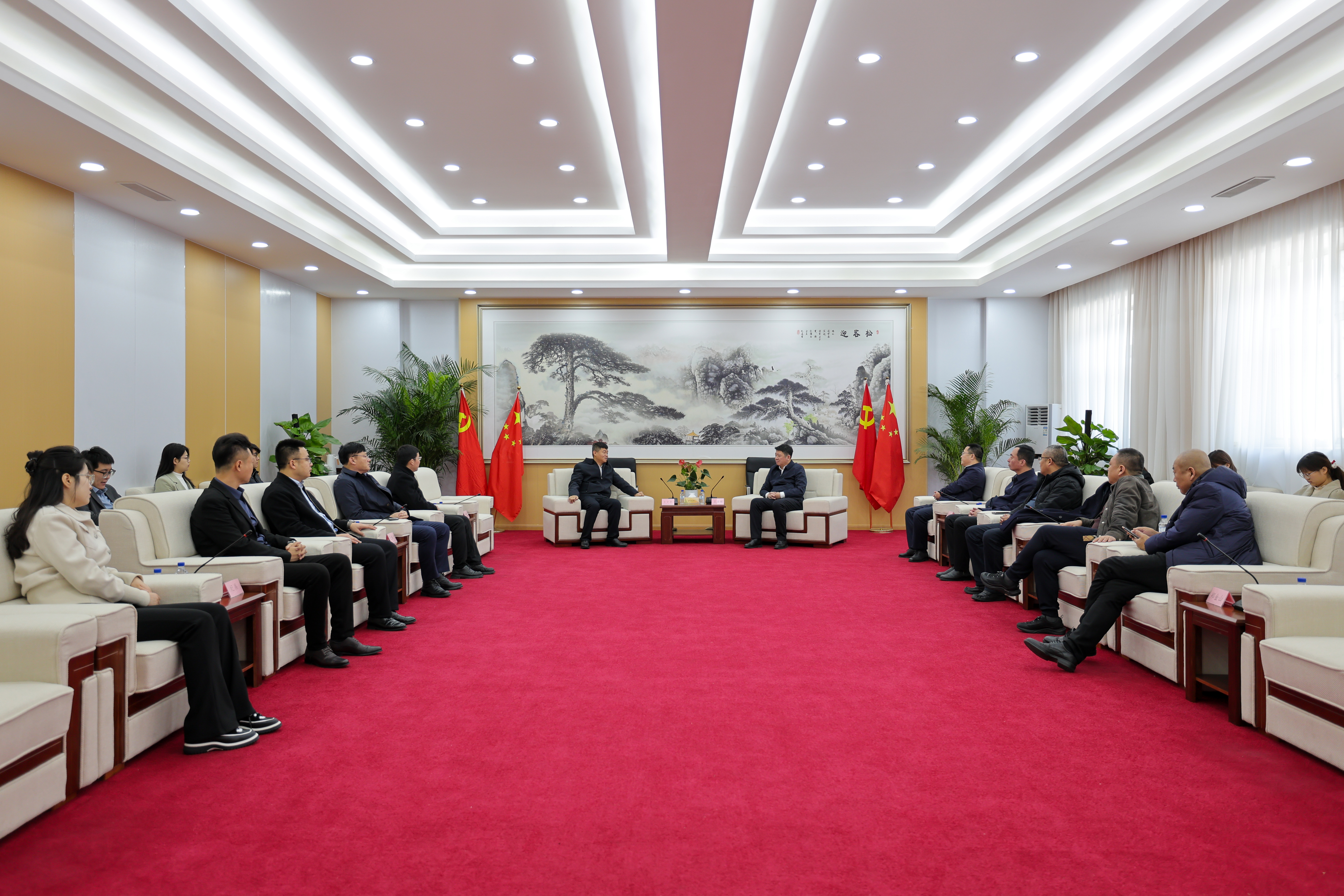 王文亮與依蘭縣委副書記、縣長王彥輝會談，依蘭縣政協主席杜建國，集團總經理蘇德庫參加會談